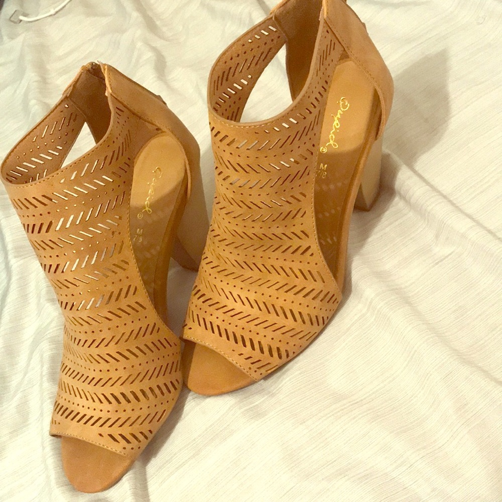 ✨TAN CUTOUT HEELS BY RUE21✨